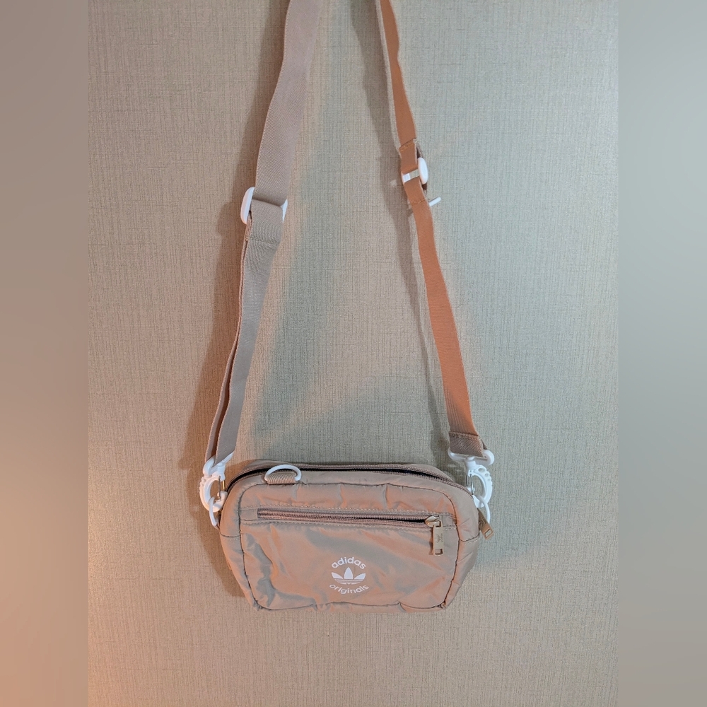 🏔️ Adidas Crossbody Bag Cream